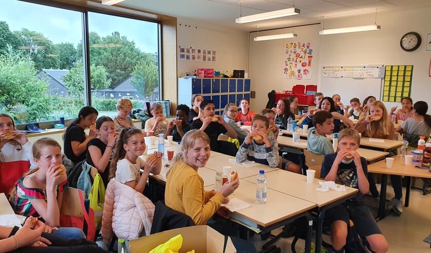 Groep 8 eet gezamenlijk op school.