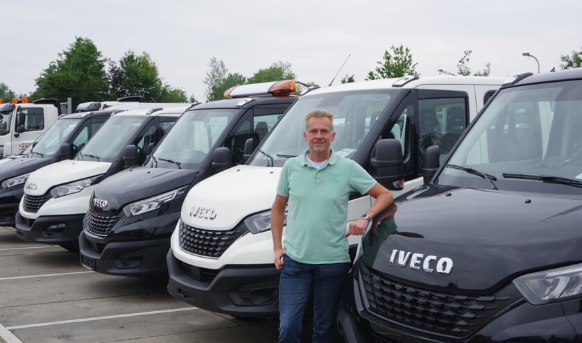 Pieter Veldhuizen voor zijn recent uit Italië afgeleverde bestelauto’s.
