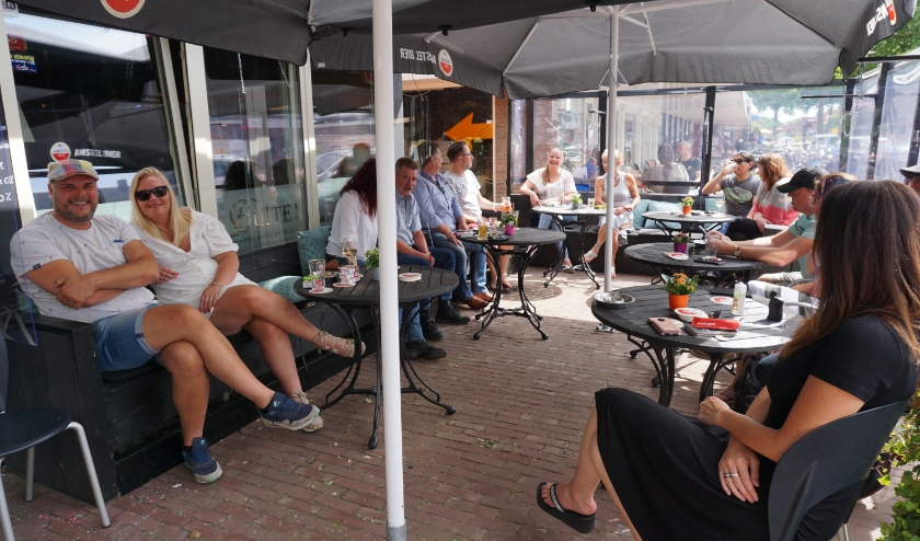 Uitgelaten sfeer op terras