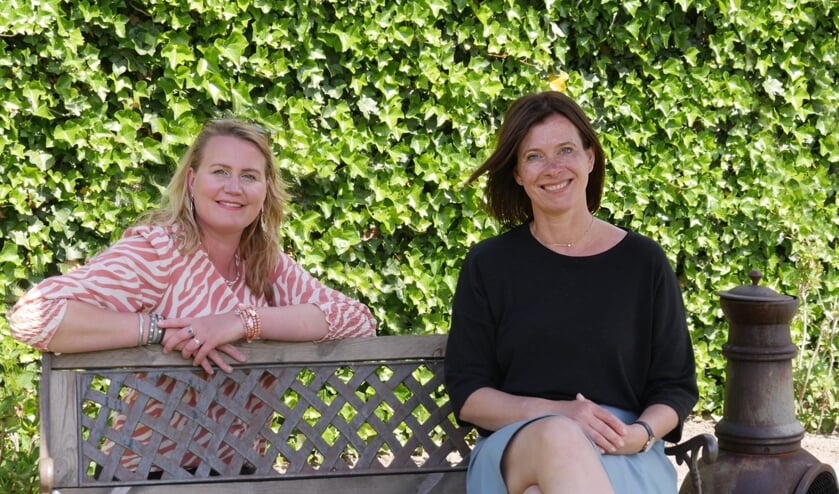 Mariska Hardeman (l) en Karin Bos maken samen herinneringsboekjes.