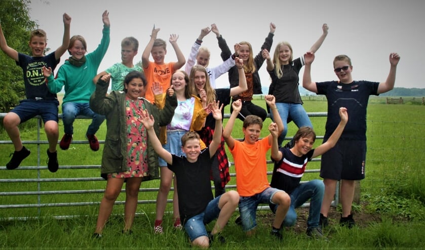 Alle leerlingen, die de school verlaten, hebben een kussenovertrek met deze foto gekregen. Een stoeptegel met dezelfde foto is een blijvende herinnering aan deze groep op het schoolplein.