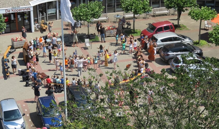 Leerlingen van de Julianaschool zingen bij De Koperwiek.