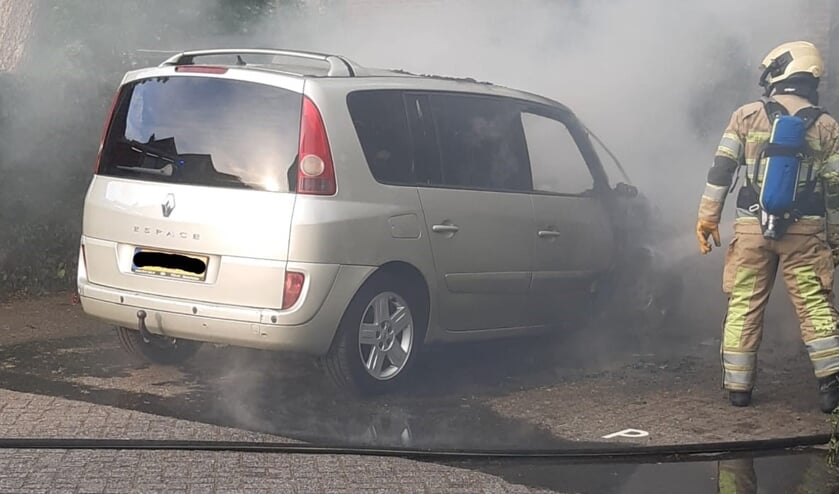 Brandweer in actie bij een felle motorbrand in Maartensdijk.