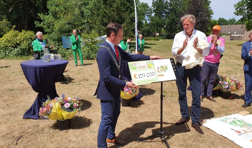 Burgemeester Sjoerd Potters was gastheer achter het gemeentehuis