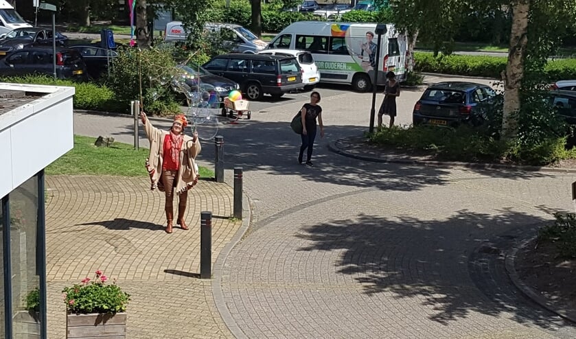 Bellenblaaskunstenares Myra Steens voor verpleeghuis De Bremhorst in Bilthoven