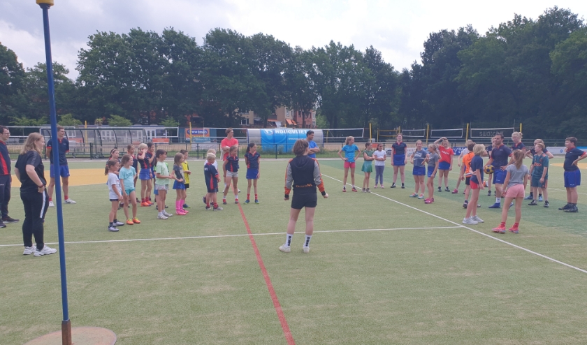 Zo'n 30 kinderen volgen aandachtig de aanwijzingen van Nena.