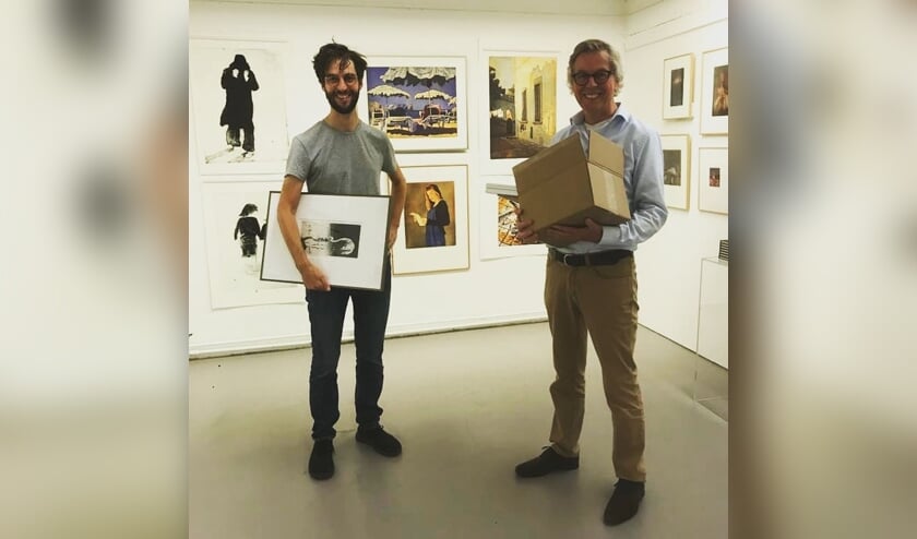 Ben en Ties Alfrink van Graffa Gallery richten de expositie in.