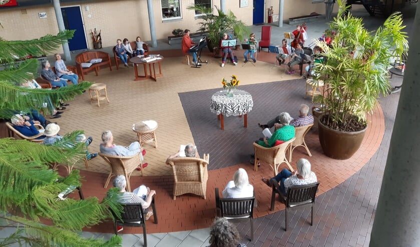 Het kinderorkest verzorgt een mooi optreden.