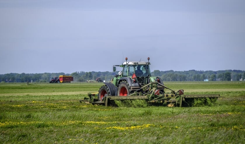 In deze tijd van het jaar wordt het gras geoogst op de Bonte Parels.