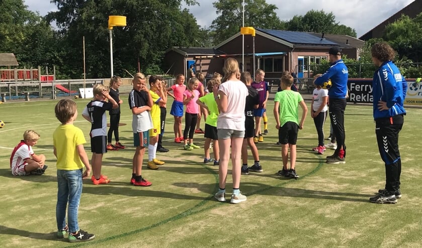 Jeugd van 't Kompas maakt kennis met korfbal.