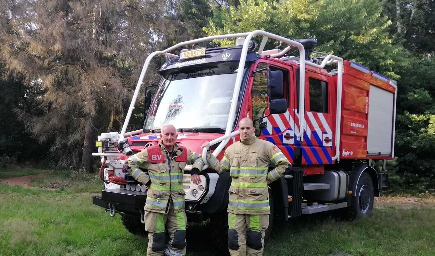 Vader en zoon de Graaf in vol ornaat voor de laatste aanwinst van de Brandweer Maartensdijk. Het voertuig heeft  3000 liter bluswater water en 500 liter voor eigen veiligheid van de manschappen aan boord:.