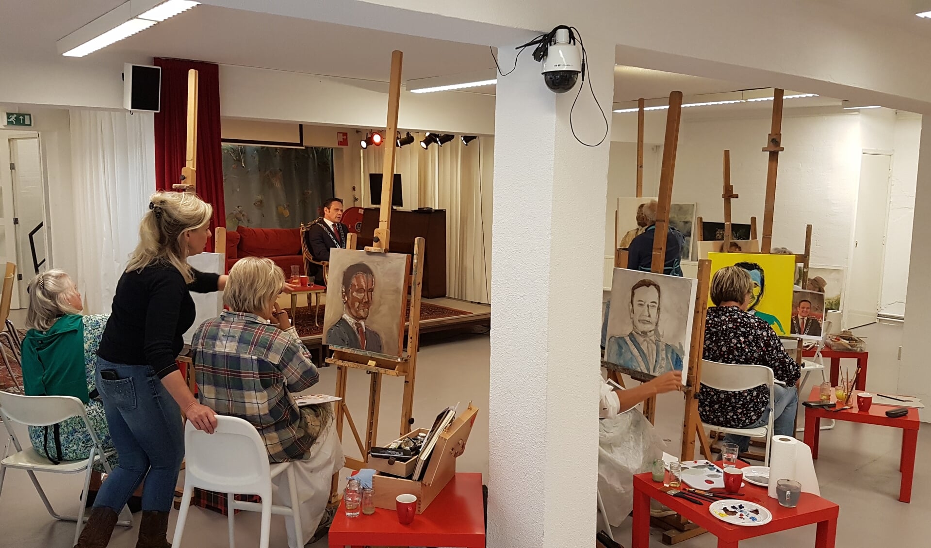 Zes kunstenaars portretteren burgemeester Sjoerd Potters, terwijl beeldend kunstenaar Dioni ten Busschen aanspoort vooral zijn ziel te vatten op het doek.