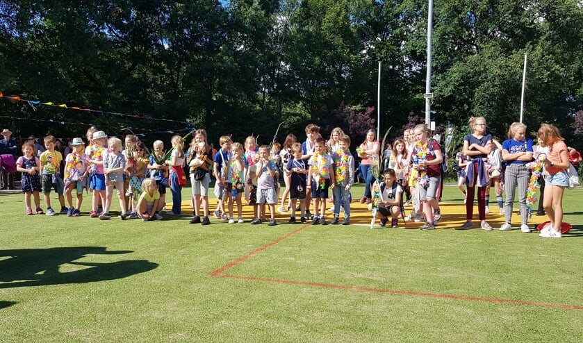 Na een ererondje op het kunstgrasveld was er voor iedereen een diploma en medaille.