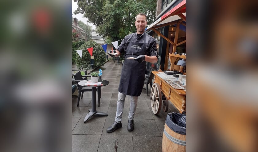 Reinier serveert Hollandse Nieuwe aan bewoners van Schutsmantel.