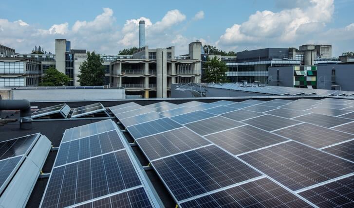 Drieduizend zonnepanelen op de daken van Utrecht Science Park Bilthoven. 