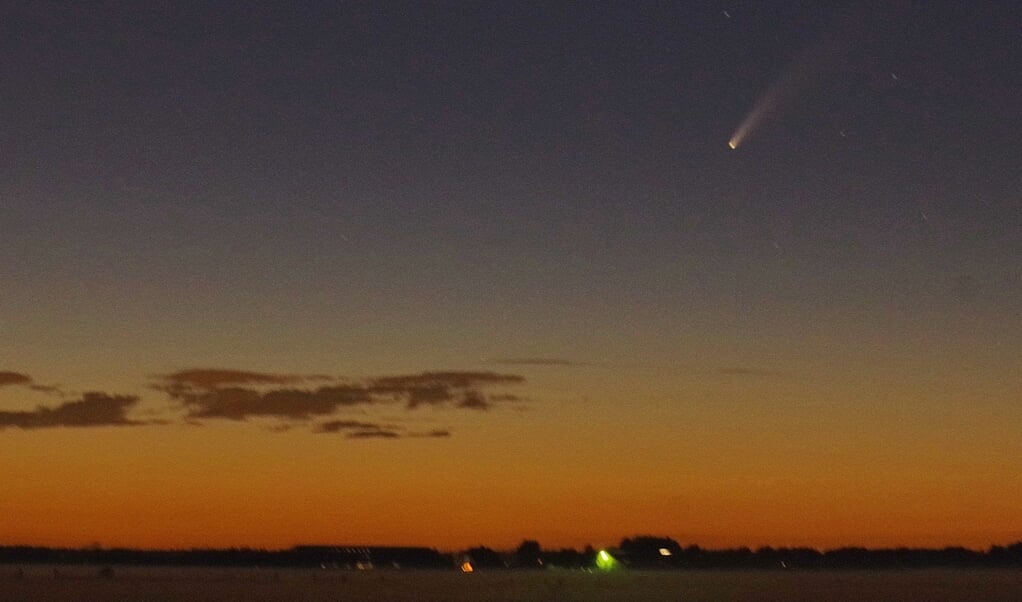 Komeet Neowise goed zichtbaar vanaf de Korssesteeg. (foto Eugène Jansen)