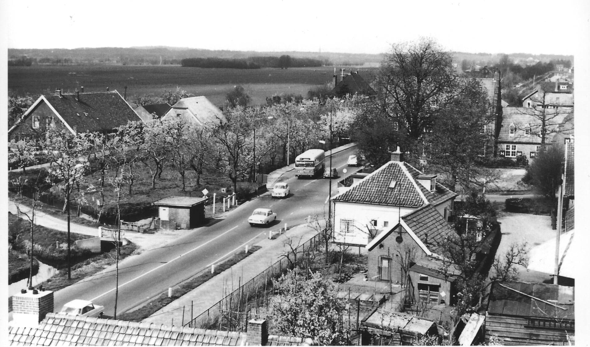Uitzicht vanaf de brandweertoren aan de Kon. Wilhelminaweg in Maartensdijk met het kruispunt bij het voormalig gemeentehuis van Maartensdijk in de jaren zestig van de vorige eeuw. (archieffoto Koos Kolenbrander)