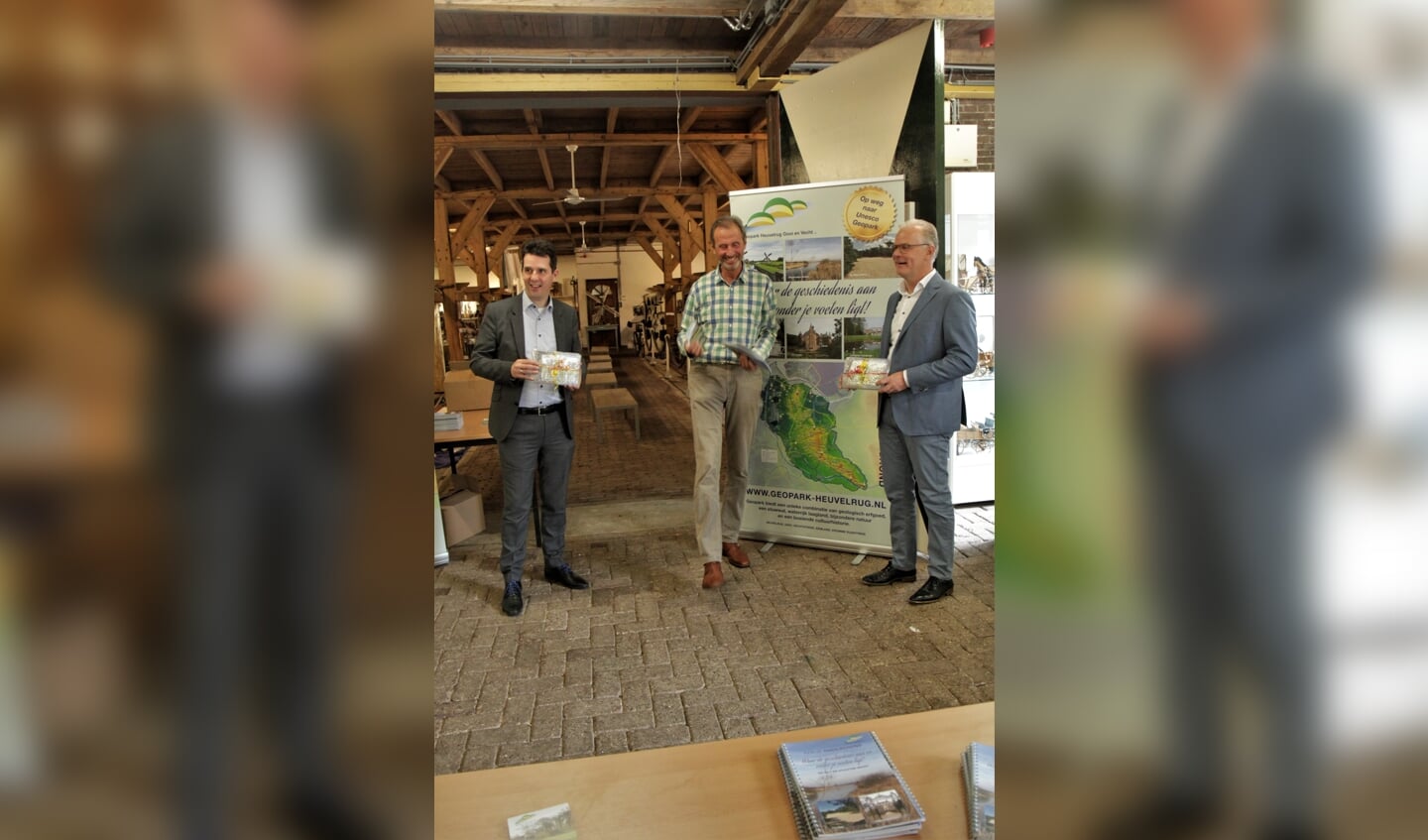 De eerste Ontdekkaarten en Informatieboekjes worden uitgereikt aan Maarten van Dijk, wethouder van Stichtse Vecht (l) en Peter Smit, bestuurder van Waterschap Amstel Gooi en Vecht door Marc Hofstra van Geopark (m).