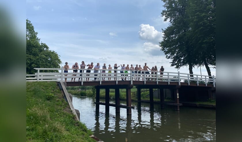 Tijdens het Kamp met de kano naar fort Rhijnauwen gepeddeld. Een mooie klassenfoto op de brug over de Kromme Rijn.