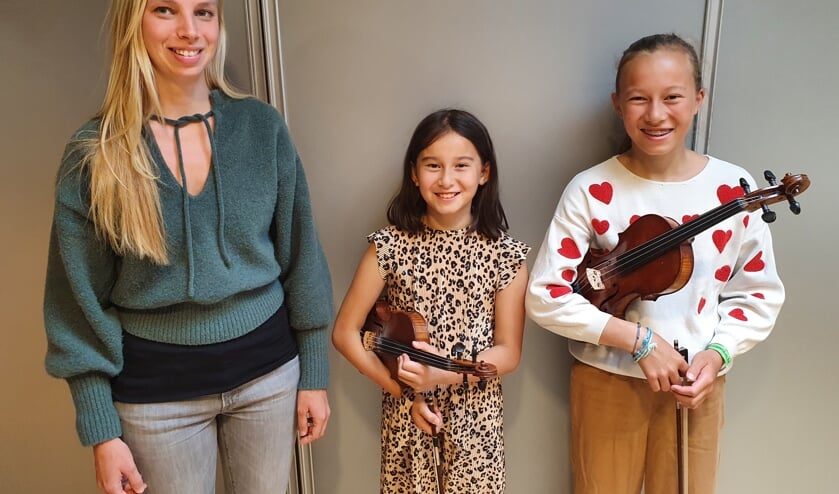Zangcoach Lea Zantinge (l) met haar pupil Amelie (m) en zusje Amber (r).