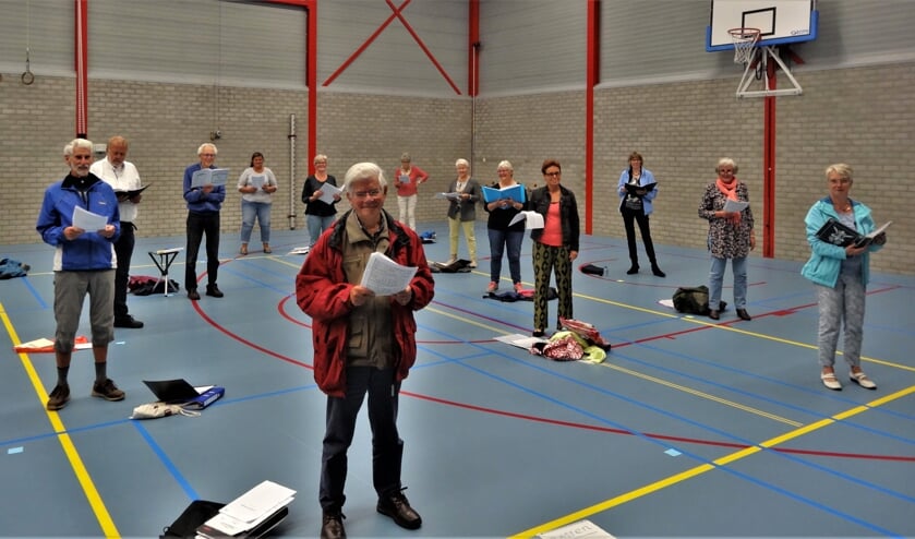AZM repeteert in de sportzaal.
