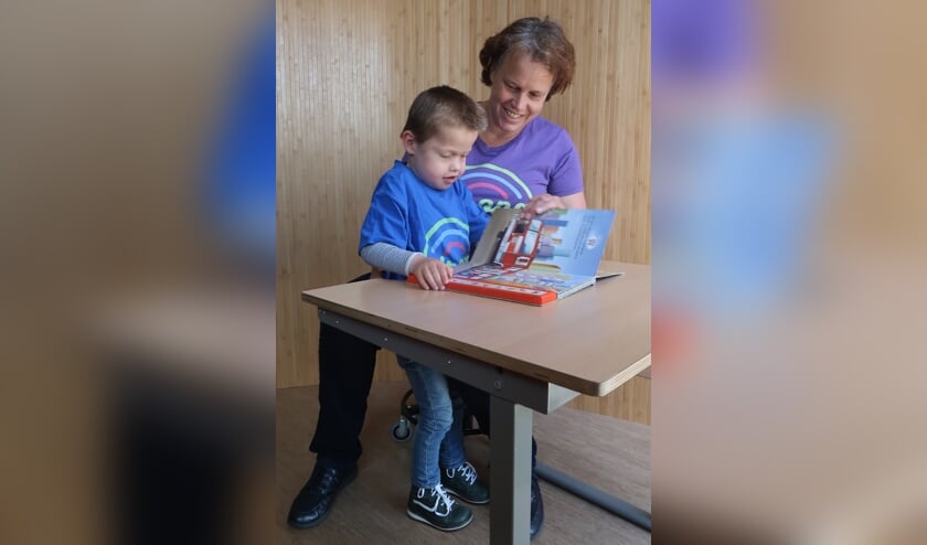 Duco (5 jaar) en zijn moeder.