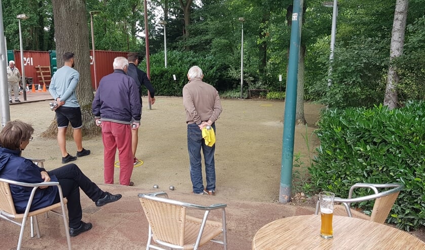 Er wordt geconcentreerd gestreden op de Jeu de Boules banen.