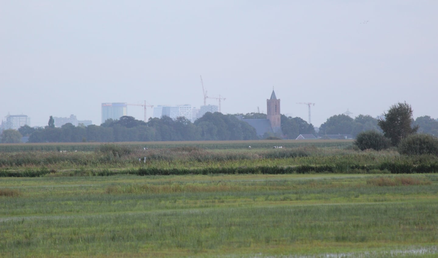 Vanaf de Kanaaldijk op de grens tussen Noord Holland en Utrecht weidse Noorderparkvergezichten naar Westbroek.