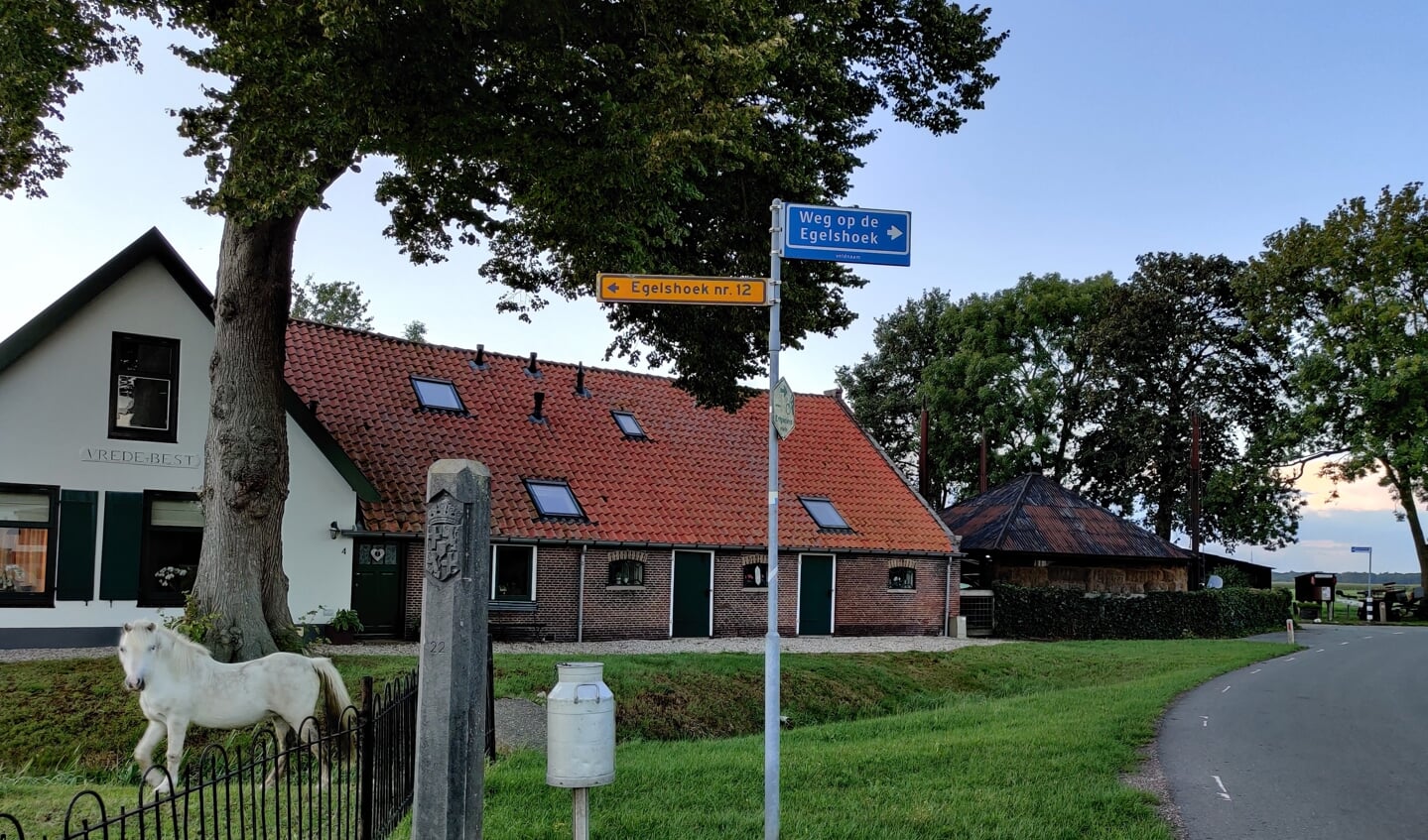 Grenspaal nr. 22 (Model ‘1925’) staat op de hoek van de Weg op de Egelshoek (Hilversum) en Kanaaldijk (Hollandsche Rading) voor boerderij ‘Vredebest’. In WO II door de Duitsers kapot gereden en in 1953 vervangen door nieuw exemplaar. 
