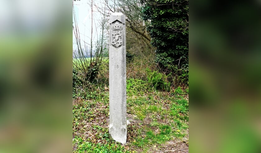 Een leeuwenpaal die de grens vormt met Holland, zoals die nu nog te zien is. (foto Dick Berents)