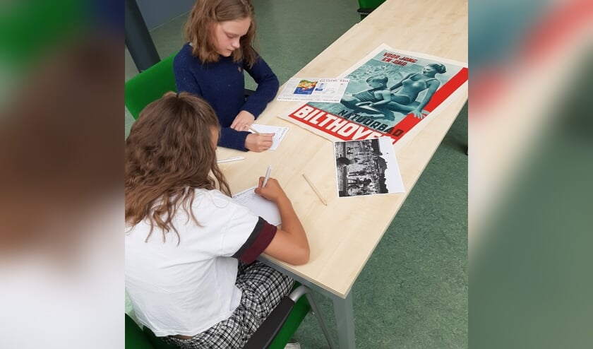 Tijdens het kinderschrijfcafé leer je verhalen schrijven aan de hand van archiefmateriaal.