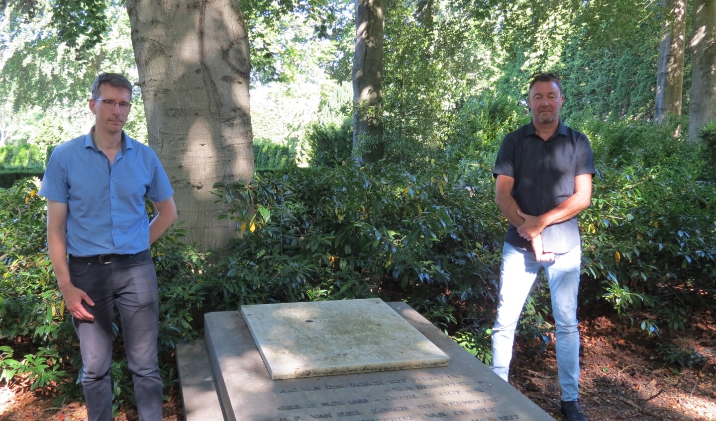 Eric Oosterwijk en Dick de Jager (r) bij het graf van burgemeester baron van der Borch tot Verwolde van Vorden