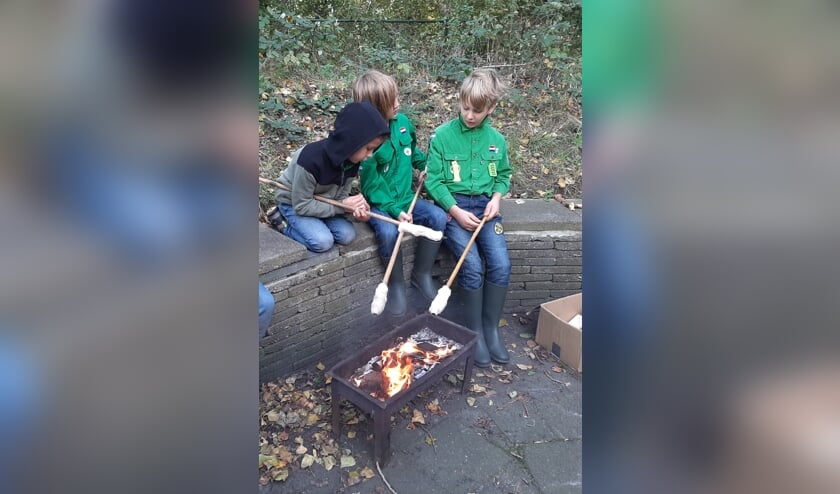 Broodjes bakken boven een vuurtje blijft een leuke bezigheid.
