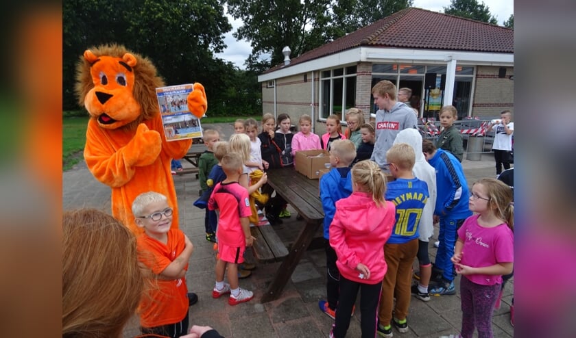 Grote drukte bij de tafel waar de sportplaatjesalbums worden uitgereikt aan de jongste verenigingsleden van TZ.