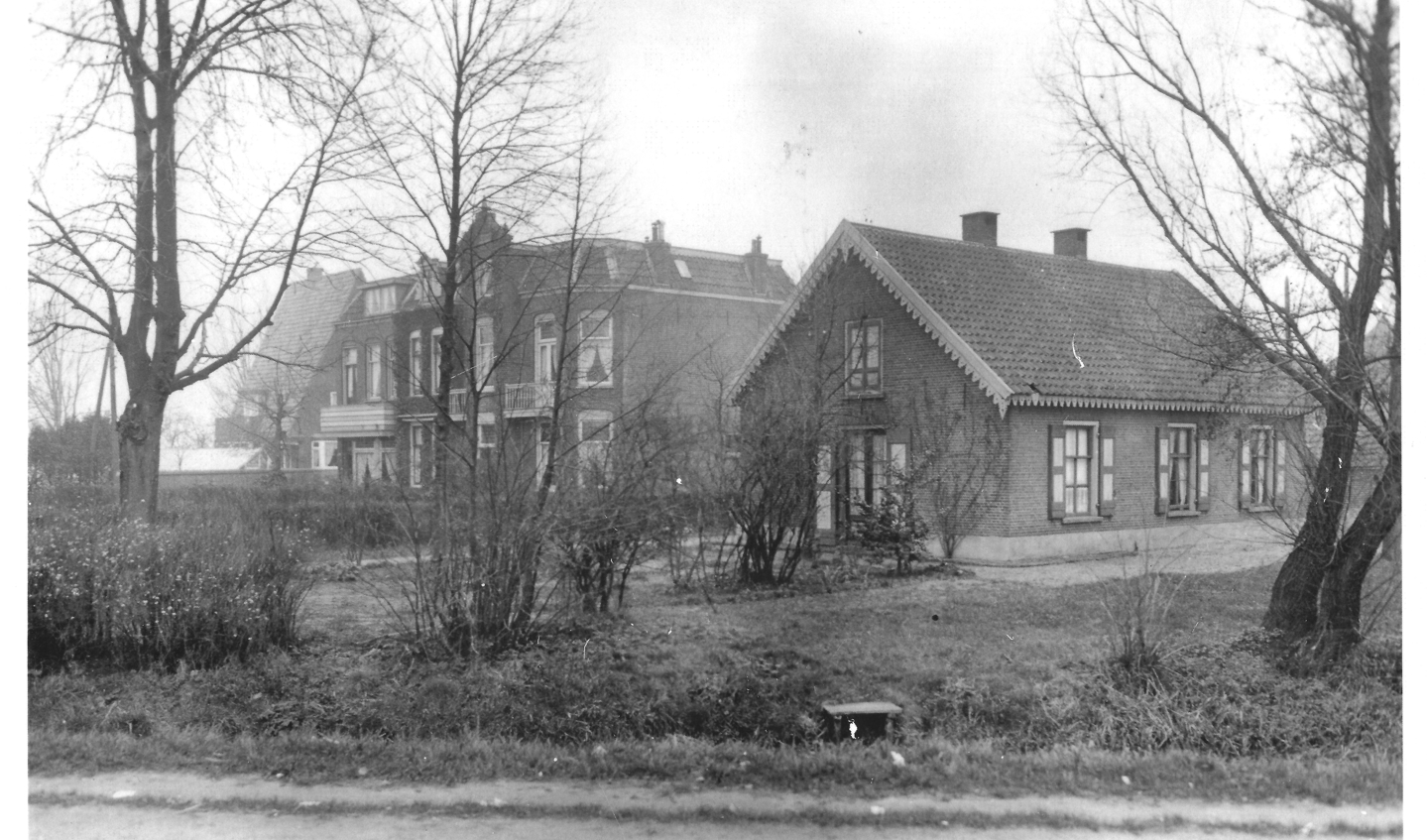 De eind jaren 60 afgebroken boerderij met linksachter de huizen aan de Steinenburgerlaan.