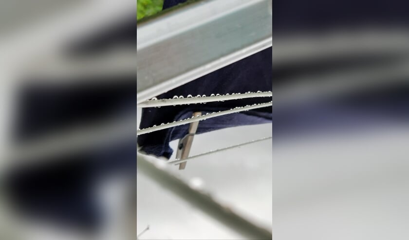 In haiku:
Was al bijna droog
Verrast door een regenbui
Druip ik af naar huis