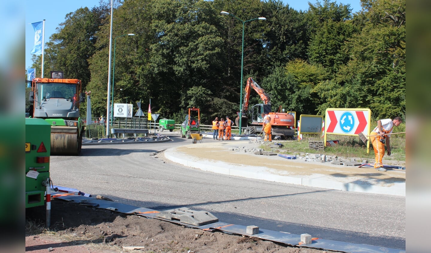 Zondagmiddag was er nog volop werk aan de rotonde met de Achterweteringseweg.