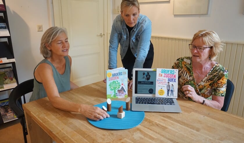 Links Yol Kuijer bespreekt met Anjet van Dijken en Annie Naber het gezinsmodel.