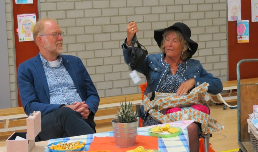 Bij de vele cadeautjes zat ook een mooie hoed die meteen werd opgezet.