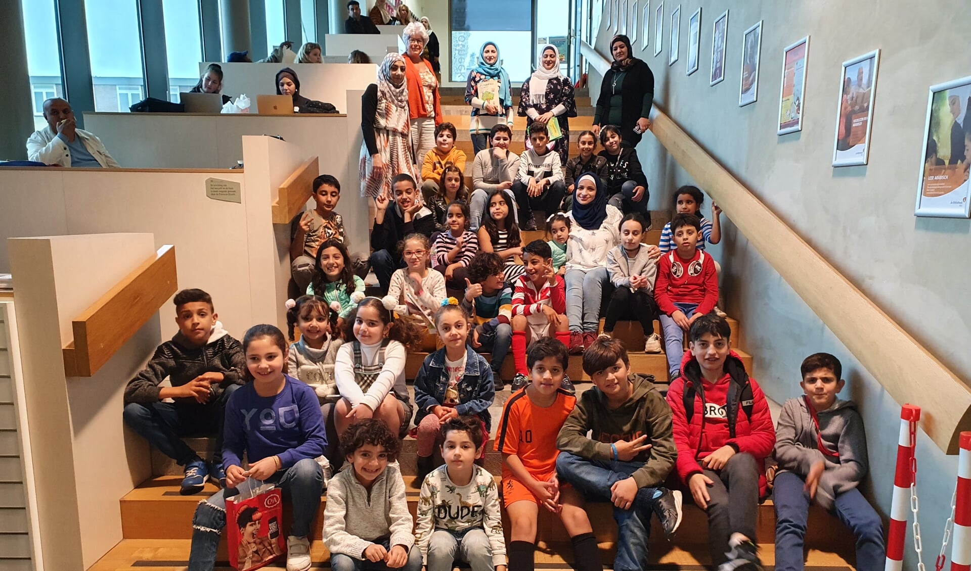 Vijftig kinderen volgen lessen Arabisch in de openbare bibliotheek.
