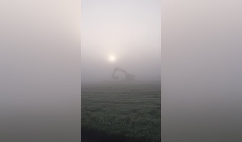 In haiku:
Kreunende kranen
Rammelende rijplaten
Boeien in de mist