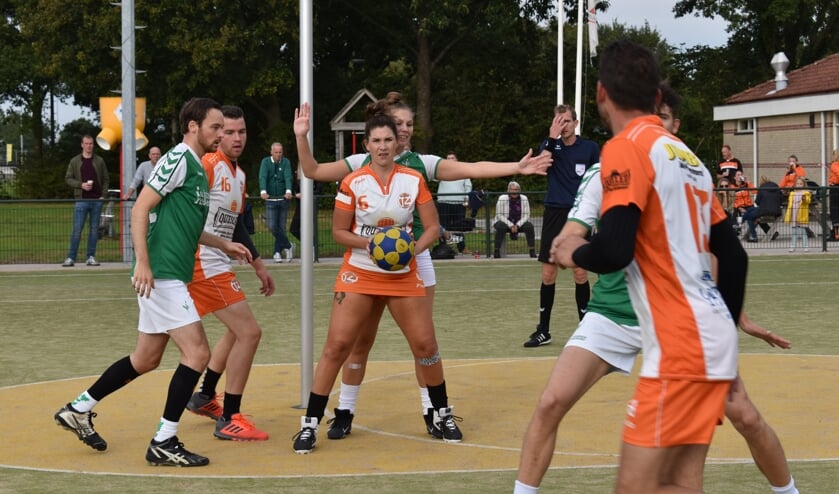 Geconcentreerd spel onder de korf. (foto Linda van Utrecht)