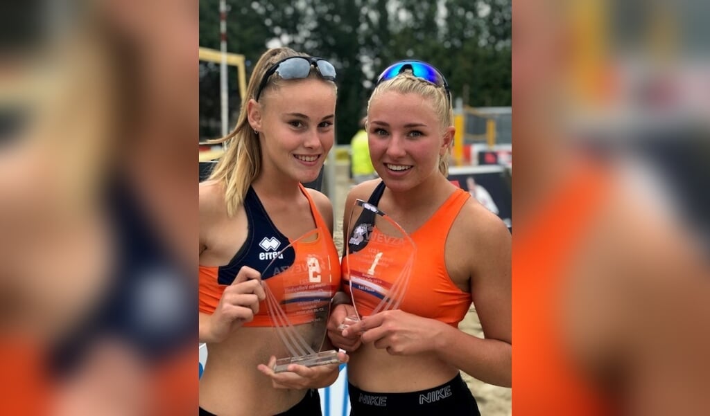 Nadine (l) en Wies na het behalen van het West Europees kampioenschap.