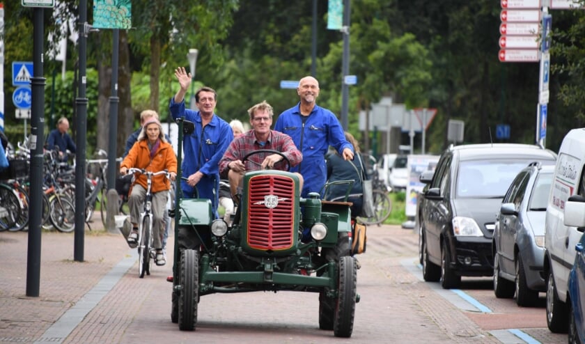 Schrijver en illustrator van de Boer Boris boeken op hun rondje Bilthoven. (foto Aneo Mario Koning)