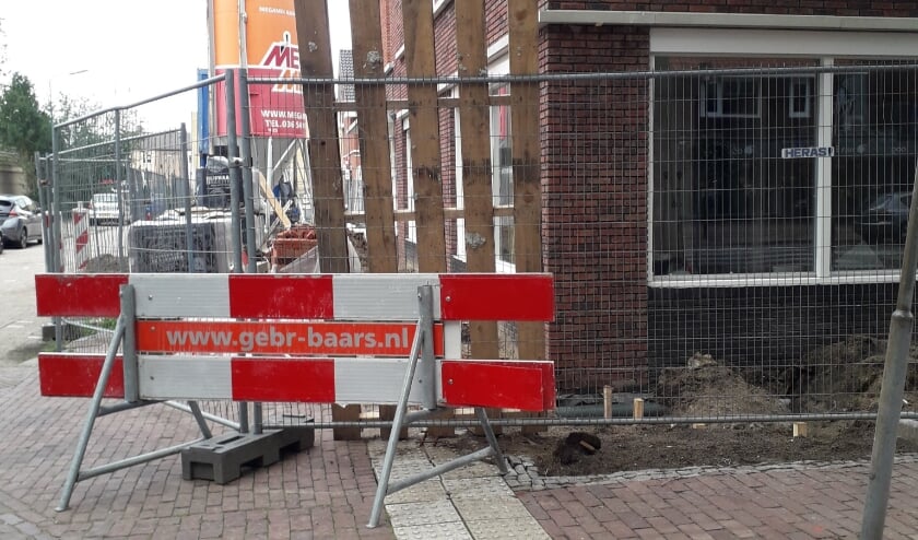 Een geleidelijn wordt onderbroken door werkzaamheden.