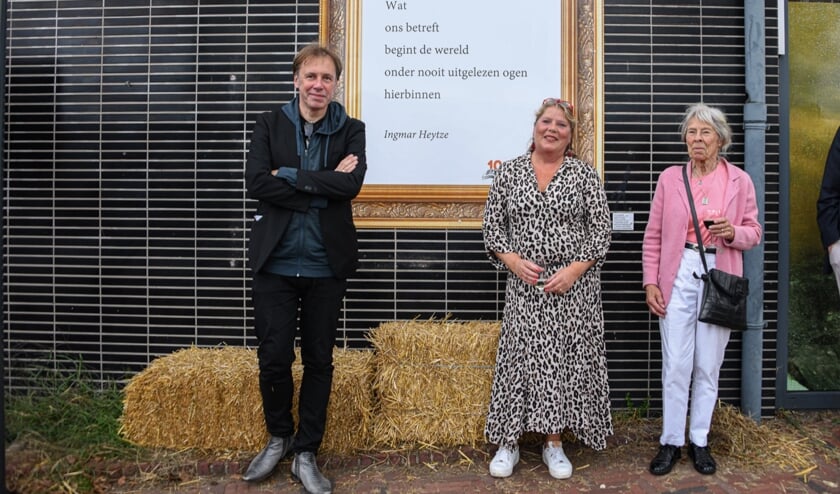 Dichter Ingmar Heytze, Ike Bekking en Francine Bekking-Muller voor het muurgedicht aan de gevel van de Bilthovense Boekhandel. (foto Aneo Mario Koning)
