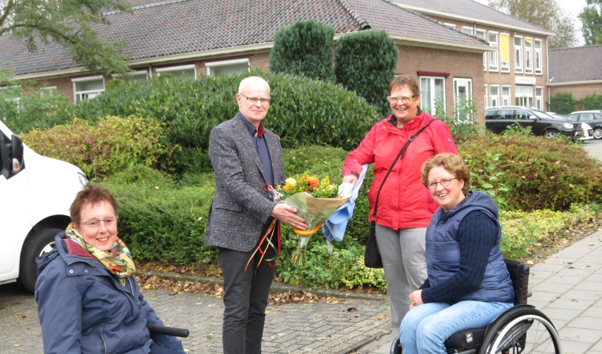 De werkgroep Toegankelijkheid waardeert de inspanningen van Wim Bouman met een boeket bloemen.