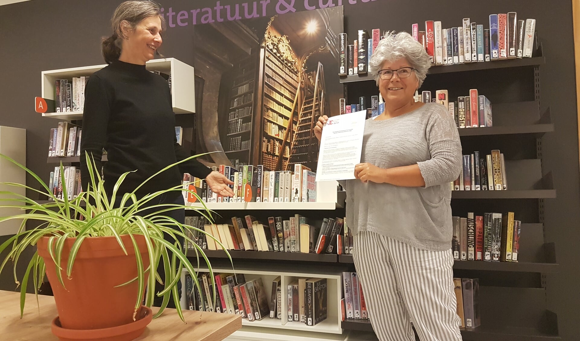 Joanne Penning (Samen voor De Bilt) en Dorine Donders (Bibliotheek Idea Bilthoven.