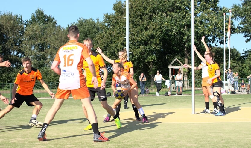 Een spelmoment tijdens een zonnige middag.