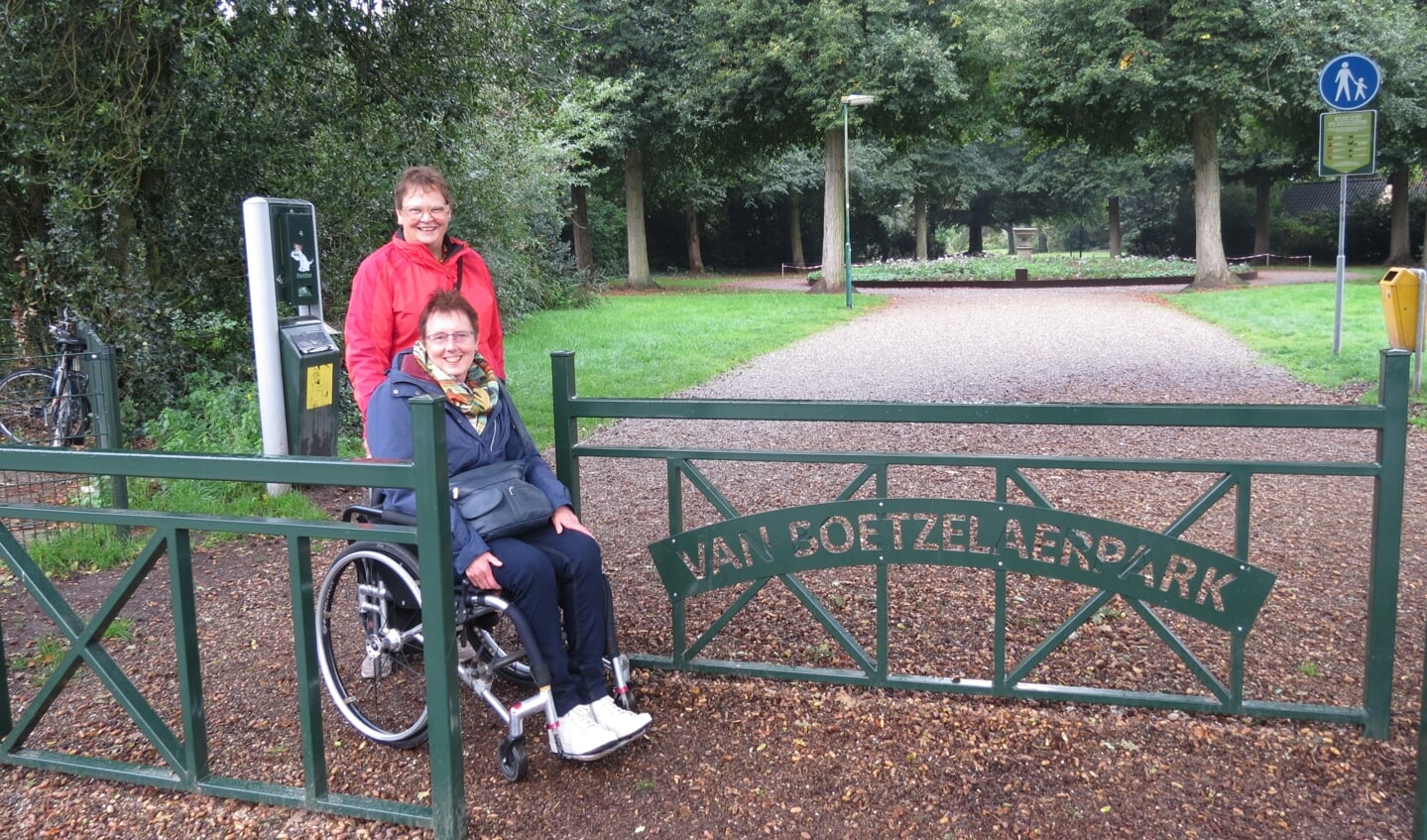 Yvonne Wesselink en Wilma Dijkstra bij de goed toegankelijke ingang van het Van Boetzelaerpark.